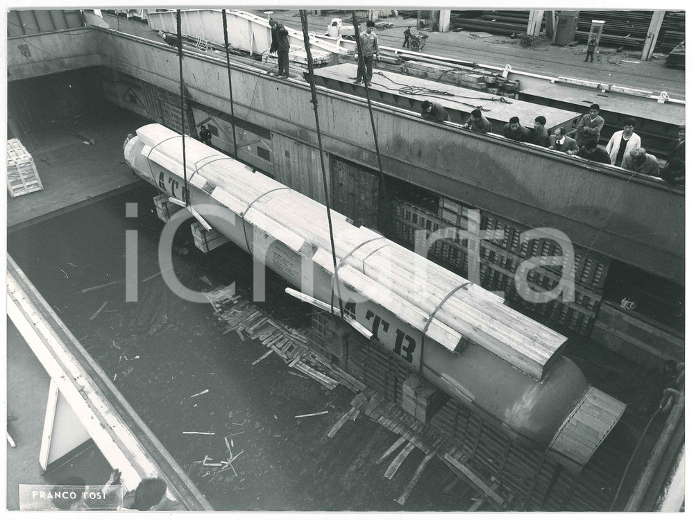 Fotografia d epoca originale 1975 ca Ditta Franco TOSI LEGNANO  ATB Italia  Imbarco reattore raffineria 1 1