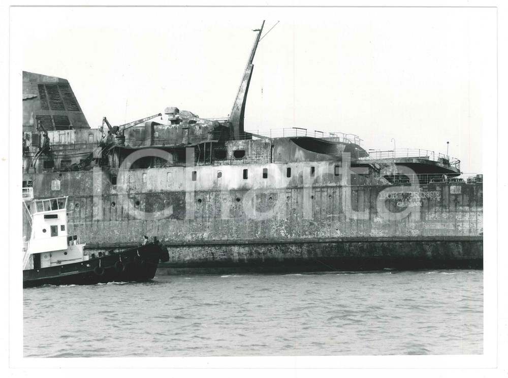 Fotografia d epoca originale 1991 LIVORNO Disastro del MOBY PRINCE Traghetto durante operazioni traino 3 1