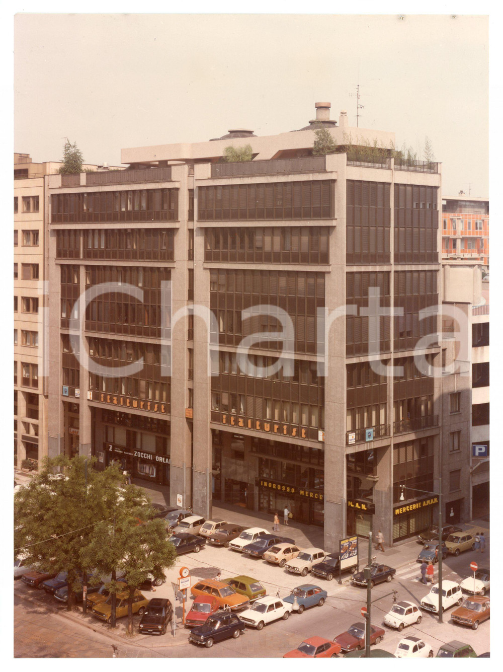 1975 MILANO Via Vittor Pisani 16 - Veduta di un palazzo - Foto 17x23 cm Fotografia d'epoca.  CONDIZIONI:FAIR/discreto Piccole macchie al margine superiore, residui di nastro adesivo al versoFORMATO: 17x23 cm originale e autentica 1
