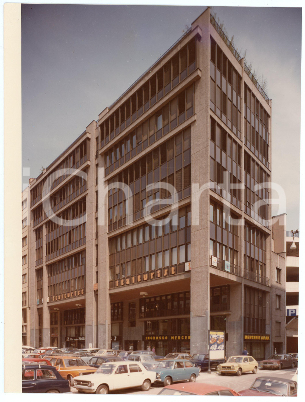 1975 ca MILANO Via Vittor Pisani 16 - Veduta di un palazzo - Foto 17x23 cm (1) Fotografia d'epoca.  CONDIZIONI:FAIR/discreto Piccole macchie al margine superiore, residui di nastro adesivo al versoFORMATO: 17x23 cm originale e autentica 1