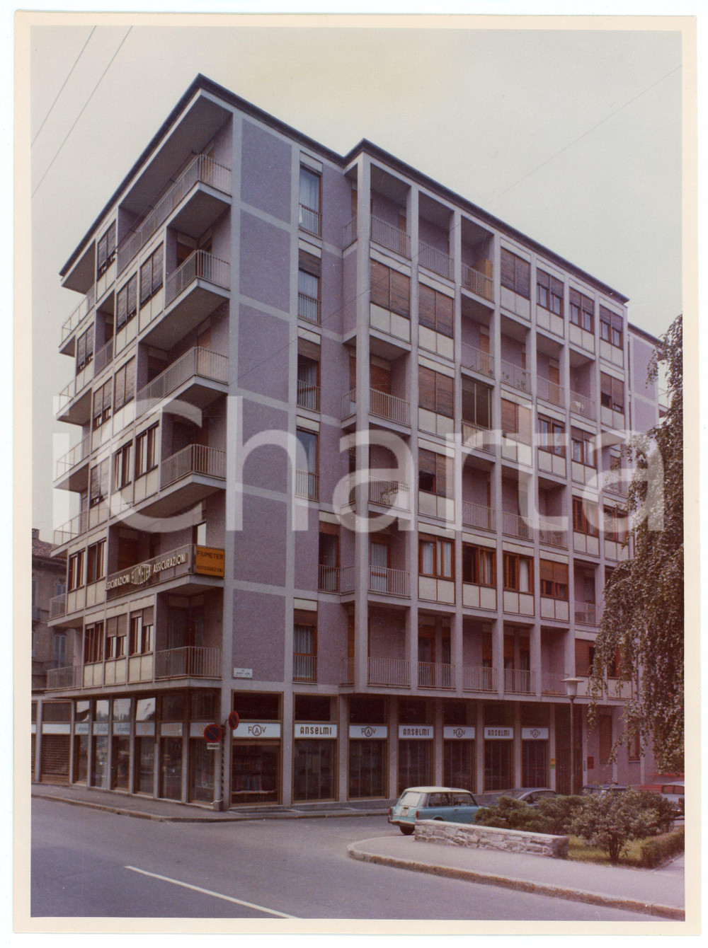 1975 ca MONZA Via Manzoni 39 - Palazzo con sede FIUMETER e FAV - ANSELMI Foto Fotografia d'epoca.  CONDIZIONI:FAIR/discreto residui di nastro adesivo e abrasioni al versoFORMATO: 18x24 cm originale e autentica 1
