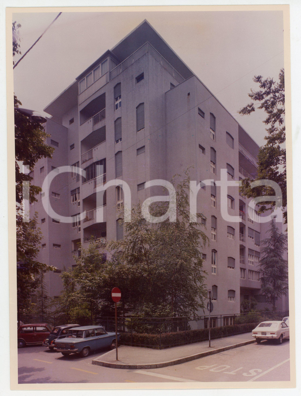 1975 ca MONZA Via Eugenio Spreafico 3 - Veduta di un palazzo - Foto 18x24 cm Fotografia d'epoca.  CONDIZIONI:POOR/danneggiato residui di nastro adesivo e abrasioni al versoFORMATO: 18x24 cm originale e autentica 1