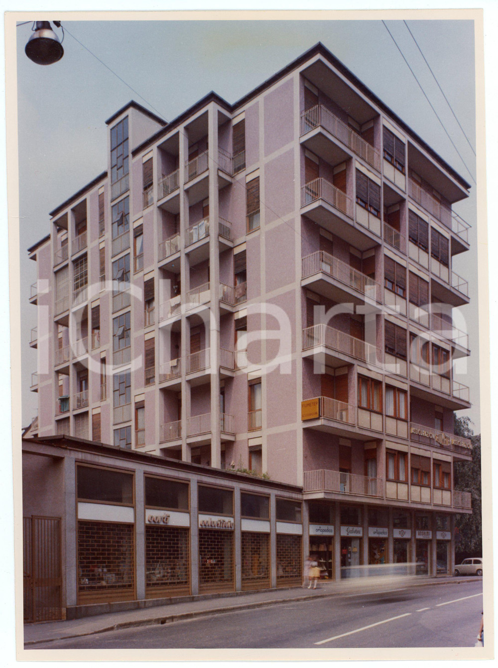 1975 ca MONZA Via Manzoni 39 Palazzo con sede FIUMETER e Colorificio CORTI Foto Fotografia d'epoca.  CONDIZIONI:POOR/danneggiato residui di nastro adesivo e abrasioni al verso, strappo al margine sinistroFORMATO: 18x24 cm originale e autentica 1