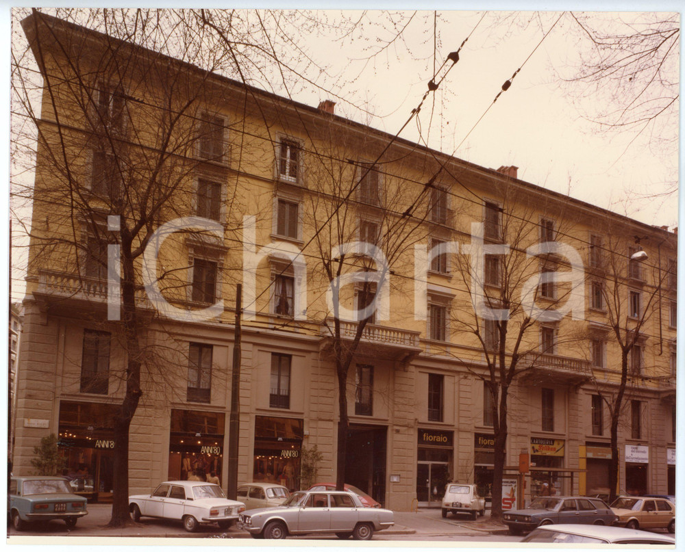 1980 ca MILANO Via Fabio Filzi 23 Veduta di palazzo con negozio ANNI '80 Foto Fotografia d'epoca.  CONDIZIONI:FAIR/discreto residui di nastro adesivo al versoFORMATO: 25x20  cm originale e autentica 1