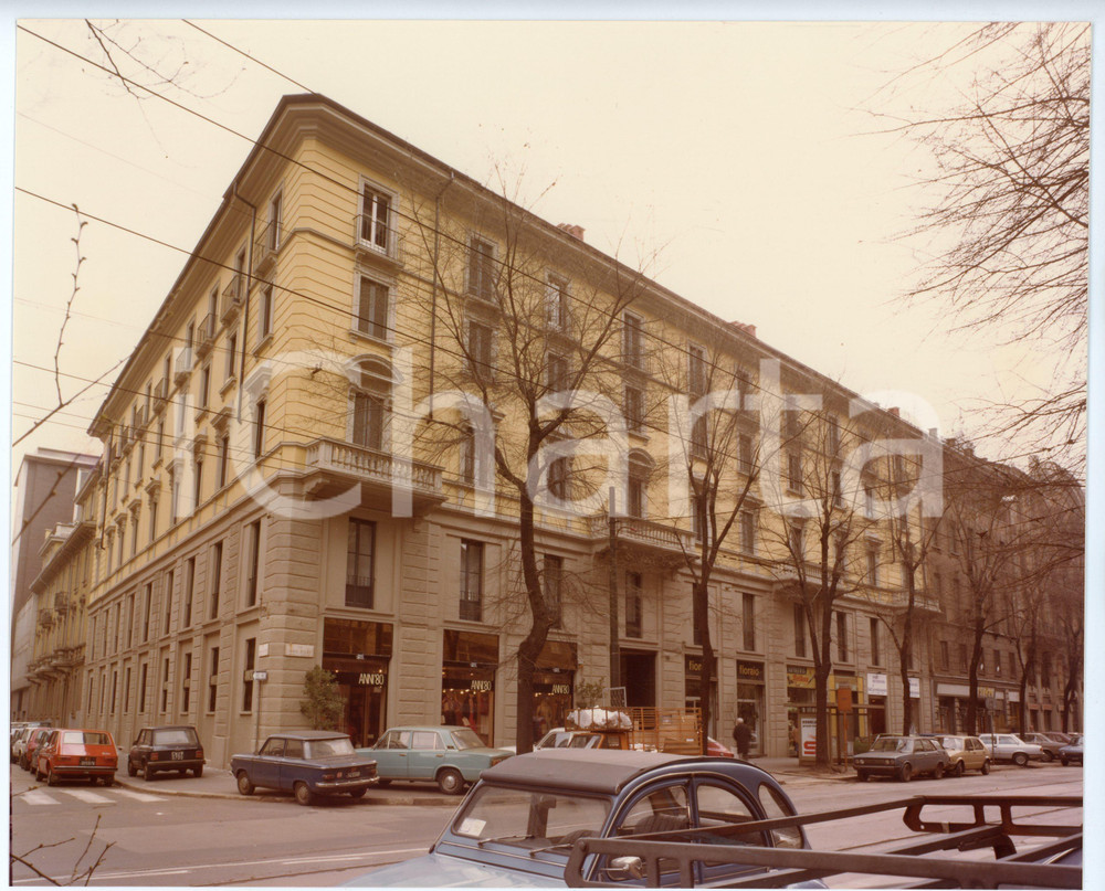 1980 ca MILANO Via Fabio Filzi 23 Veduta di palazzo con negozio ANNI '80 Foto 1 Fotografia d'epoca.  CONDIZIONI:FAIR/discreto residui di nastro adesivo al versoFORMATO: 25x20  cm originale e autentica 1