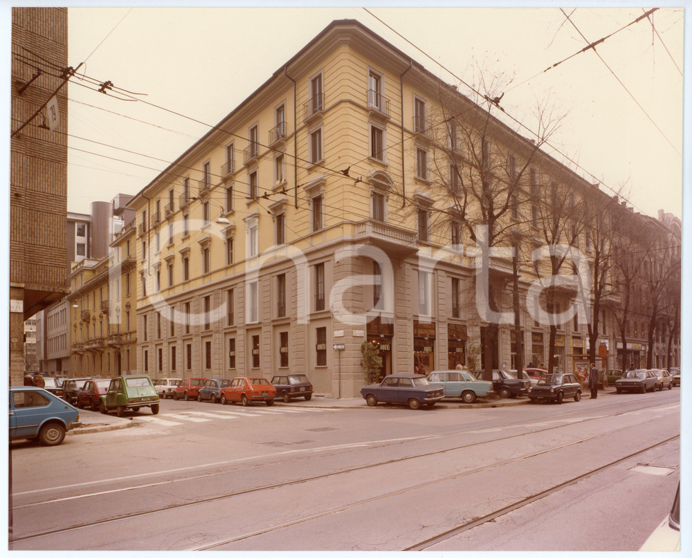 1980 ca MILANO Via Fabio Filzi 23 Veduta di palazzo con negozio ANNI '80 Foto 2 Fotografia d'epoca.  CONDIZIONI:FAIR/discreto residui di nastro adesivo al versoFORMATO: 25x20  cm originale e autentica 1