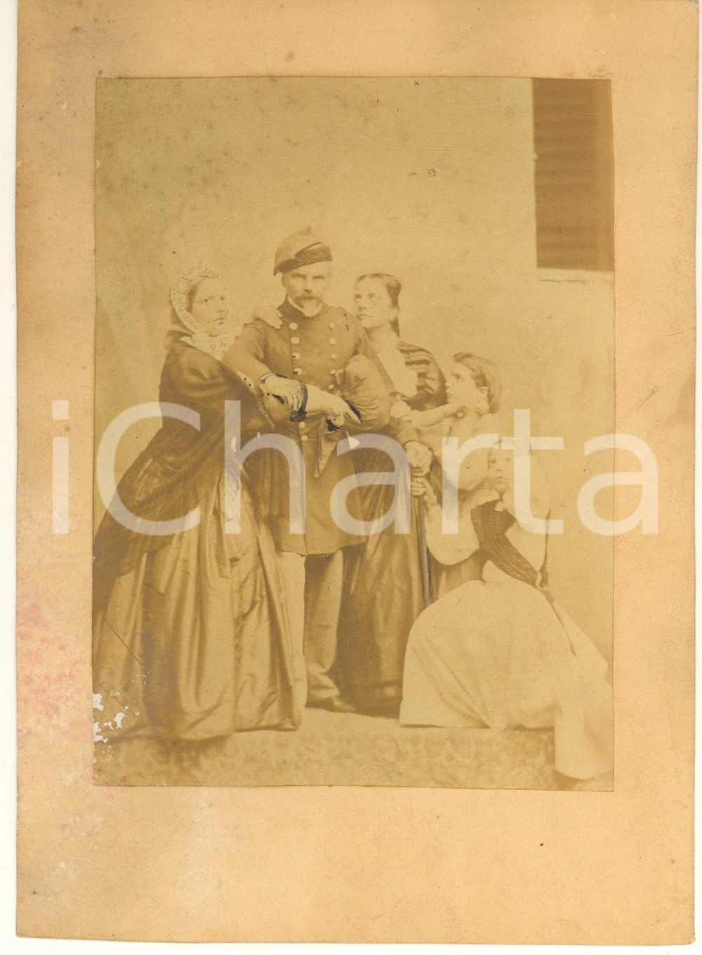1890 ca ITALIA Ufficiale con moglie e figlie - Ritratto *Fotografia 172x3 cm Fotografia originale d'epoca, su cartoncino morbido.Piccoli ritocchi manuali. CONDIZIONI:POOR/danneggiato piccole abrasioni e macchie marginaliFORMATO: 17x23 cm originale e autentica 1