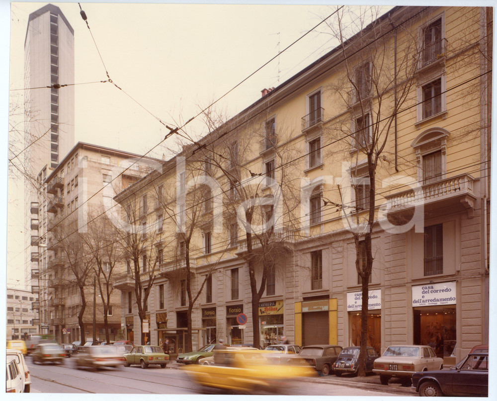 1980 ca MILANO Via Fabio Filzi 23 Veduta di palazzo e Casa del Corredo - Foto Fotografia d'epoca.  CONDIZIONI:FAIR/discreto residui di nastro adesivo al versoFORMATO: 25x20  cm originale e autentica 1