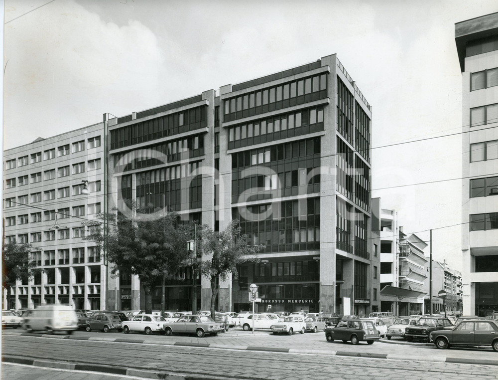 1975 ca MILANO Via Vittor Pisani 16 - Veduta di un palazzo - Foto 28x22 cm Fotografia d'epoca.  CONDIZIONI:FAIR/discreto Piccoli difetti di stampa, residui di nastro adesivo al verso, lieve brunitura all'angolo superiore sinistroFORMATO: 28x22 cm originale e autentica 1