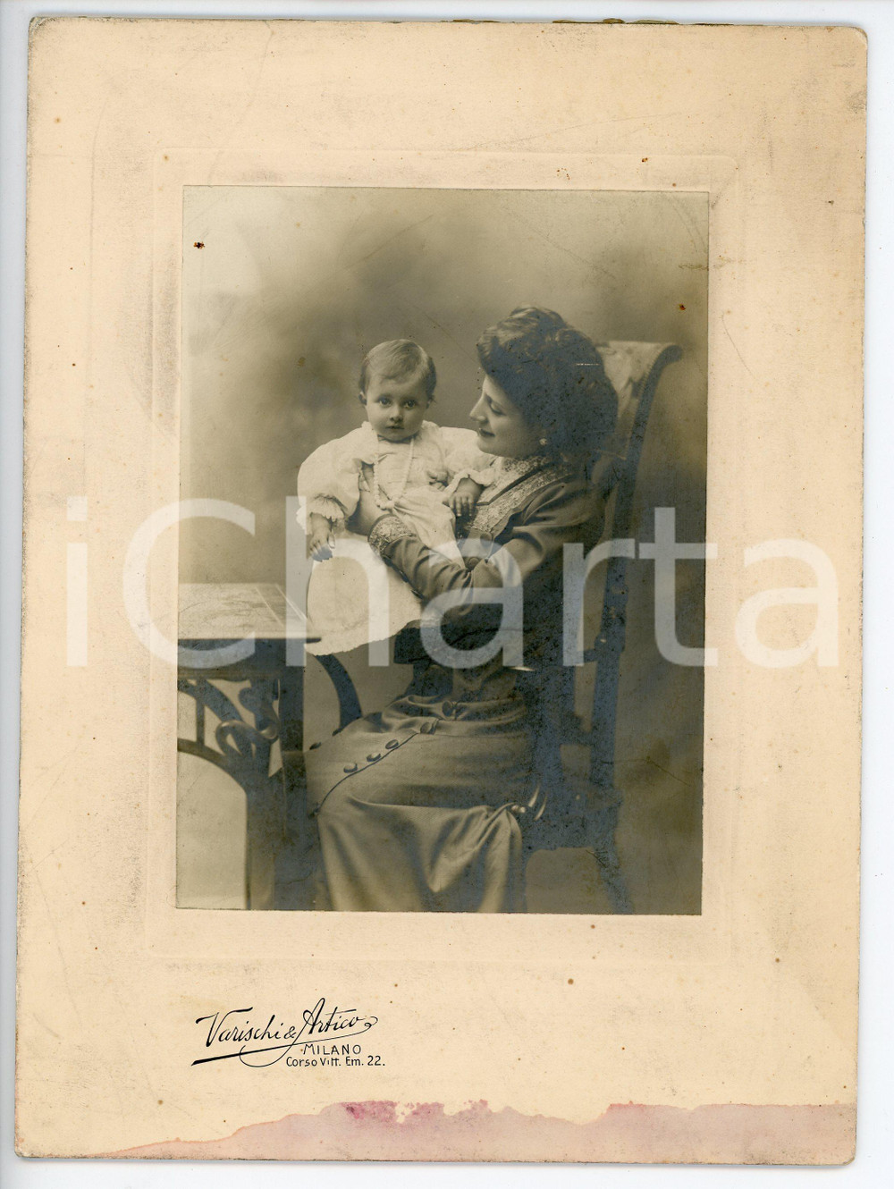 1910 ca MILANO Madre e figlio - Foto VARISCHI E ARTICO 16x22 cm Fotografia d'epoca.FOTOGRAFO: Varischi e Artico - Milano CONDIZIONI:POOR/danneggiato Macchia al margine inferiore, aloni diffusi al recto e al verso, residuo di incollatura al margine superiore del versoFORMATO: 16x22 cm originale e autentica 1