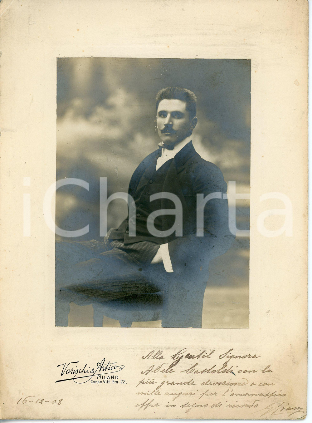 1908 MILANO Ritratto di gentiluomo - Foto VARISCHI E ARTICO 16x22 cm Fotografia d'epoca, con dedica autografa a Adele Castoldi.FOTOGRAFO: Varischi e Artico - Milano CONDIZIONI:POOR/danneggiato aloni diffusi al recto e al verso, piegatura all'angolo superiore sinistro, residuo di incollatura al margine superiore del versoFORMATO: 16x22 cm originale e autentica 1