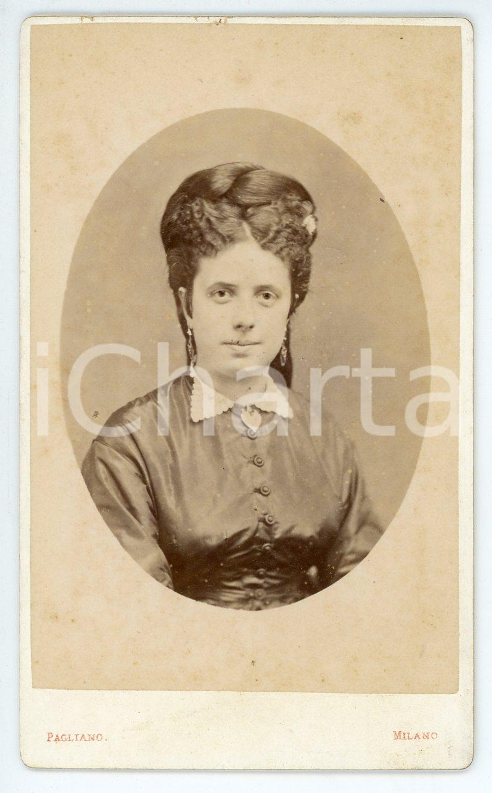 1900 ca MILANO Ritratto femminile CDV Foto PAGLIANO 6x10 cm Fotografia d'epoca.FOTOGRAFO: Pagliano - Milano CONDIZIONI:FAIR/discreto piccole brunitureFORMATO: 6x10 cm originale e autentica 1