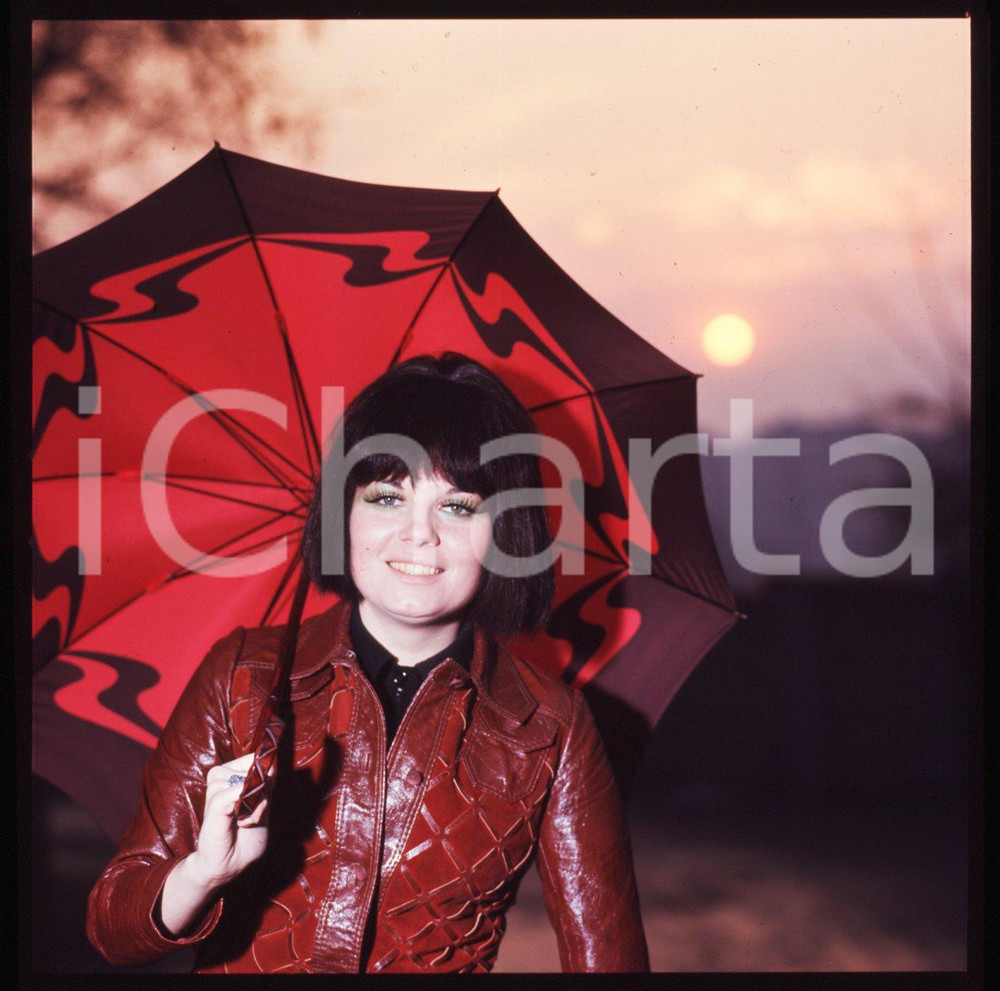1970ca TURBIGO Via del Torrione Domenica TORNO DOMINGA *DIAPOSITIVA ORIGINALE 1 Positivo originale a colori, in formato cm 6 x 6.Per i diritti rivolgersi a ICharta.ICharta mette in vendita, sul negozio eBay e in esclusiva sul sito "icharta" il proprio archivio composto da numerose diapositive e negativi fotografici d'epoca, tutti originali e autentici.Si tratta di uno sguardo inedito sull'attualità, la politica, la vita quotidiana, il gossip e la cultura, che fotografa il cambiamento della nazione (e non solo) tra il 1890 ed il 1990 circa. Un'occasione unica per il mercato del collezionismo, che vede finalmente disponibile un archivio eccezionale per vastità, tematiche e condizioni, in un settore (il negativo fotografico e la diapositiva) di assoluta novità e dalle interessanti prospettive di investimento. CONDIZIONI:FAIR/discretoFORMATO: cm 6 x 6 originale e autentica 1