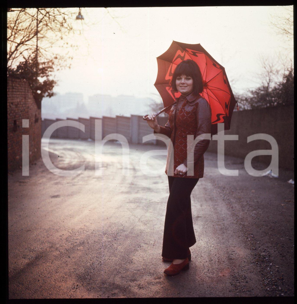 1970ca TURBIGO Via del Torrione Domenica TORNO DOMINGA *DIAPOSITIVA ORIGINALE 3 Positivo originale a colori, in formato cm 6 x 6.Per i diritti rivolgersi a ICharta.ICharta mette in vendita, sul negozio eBay e in esclusiva sul sito "icharta" il proprio archivio composto da numerose diapositive e negativi fotografici d'epoca, tutti originali e autentici.Si tratta di uno sguardo inedito sull'attualità, la politica, la vita quotidiana, il gossip e la cultura, che fotografa il cambiamento della nazione (e non solo) tra il 1890 ed il 1990 circa. Un'occasione unica per il mercato del collezionismo, che vede finalmente disponibile un archivio eccezionale per vastità, tematiche e condizioni, in un settore (il negativo fotografico e la diapositiva) di assoluta novità e dalle interessanti prospettive di investimento. CONDIZIONI:FAIR/discretoFORMATO: cm 6 x 6 originale e autentica 1