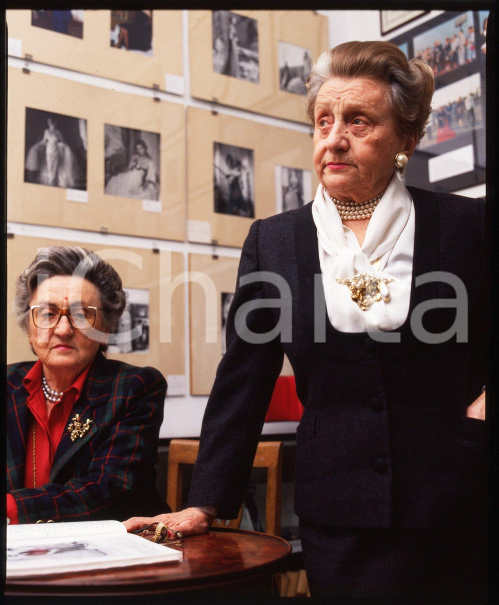 1985ca ATELIER SORELLE FONTANA Micol e Giovanna FONTANA  *DIAPOSITIVA ORIGINALE Positivo originale a colori, in formato cm 6 x 7.Per i diritti rivolgersi a ICharta.ICharta mette in vendita, sul negozio eBay e in esclusiva sul sito "icharta" il proprio archivio composto da numerose diapositive e negativi fotografici d'epoca, tutti originali e autentici.Si tratta di uno sguardo inedito sull'attualità, la politica, la vita quotidiana, il gossip e la cultura, che fotografa il cambiamento della nazione (e non solo) tra il 1890 ed il 1990 circa. Un'occasione unica per il mercato del collezionismo, che vede finalmente disponibile un archivio eccezionale per vastità, tematiche e condizioni, in un settore (il negativo fotografico e la diapositiva) di assoluta novità e dalle interessanti prospettive di investimento. CONDIZIONI:FAIR/discretoFORMATO: cm 6 x 7 originale e autentica 1