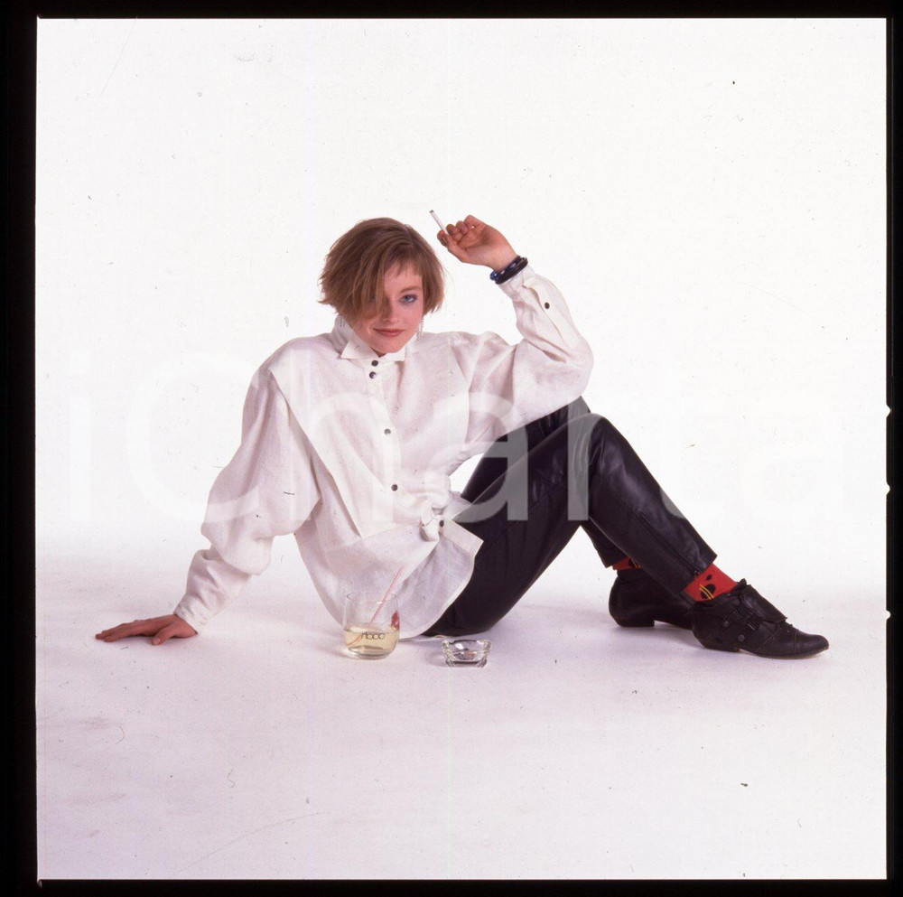 1980 ca Jodie FOSTER ritratto dell'attrice DIAPOSITIVA ORIGINALE 1 Positivo originale a colori, in formato cm 6 x 6.Per i diritti rivolgersi a ICharta.ICharta mette in vendita, sul negozio eBay e in esclusiva sul sito "icharta" il proprio archivio composto da numerose diapositive e negativi fotografici d'epoca, tutti originali e autentici.Si tratta di uno sguardo inedito sull'attualità, la politica, la vita quotidiana, il gossip e la cultura, che fotografa il cambiamento della nazione (e non solo) tra il 1890 ed il 1990 circa. Un'occasione unica per il mercato del collezionismo, che vede finalmente disponibile un archivio eccezionale per vastità, tematiche e condizioni, in un settore (il negativo fotografico e la diapositiva) di assoluta novità e dalle interessanti prospettive di investimento. CONDIZIONI:FAIR/discretoFORMATO: cm 6 x 6 originale e autentica 1