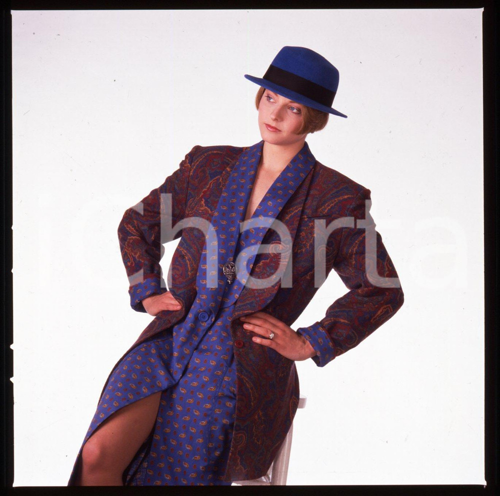 1980 ca Jodie FOSTER ritratto dell'attrice DIAPOSITIVA ORIGINALE 3 Positivo originale a colori, in formato cm 6 x 6.Per i diritti rivolgersi a ICharta.ICharta mette in vendita, sul negozio eBay e in esclusiva sul sito "icharta" il proprio archivio composto da numerose diapositive e negativi fotografici d'epoca, tutti originali e autentici.Si tratta di uno sguardo inedito sull'attualità, la politica, la vita quotidiana, il gossip e la cultura, che fotografa il cambiamento della nazione (e non solo) tra il 1890 ed il 1990 circa. Un'occasione unica per il mercato del collezionismo, che vede finalmente disponibile un archivio eccezionale per vastità, tematiche e condizioni, in un settore (il negativo fotografico e la diapositiva) di assoluta novità e dalle interessanti prospettive di investimento. CONDIZIONI:FAIR/discretoFORMATO: cm 6 x 6 originale e autentica 1