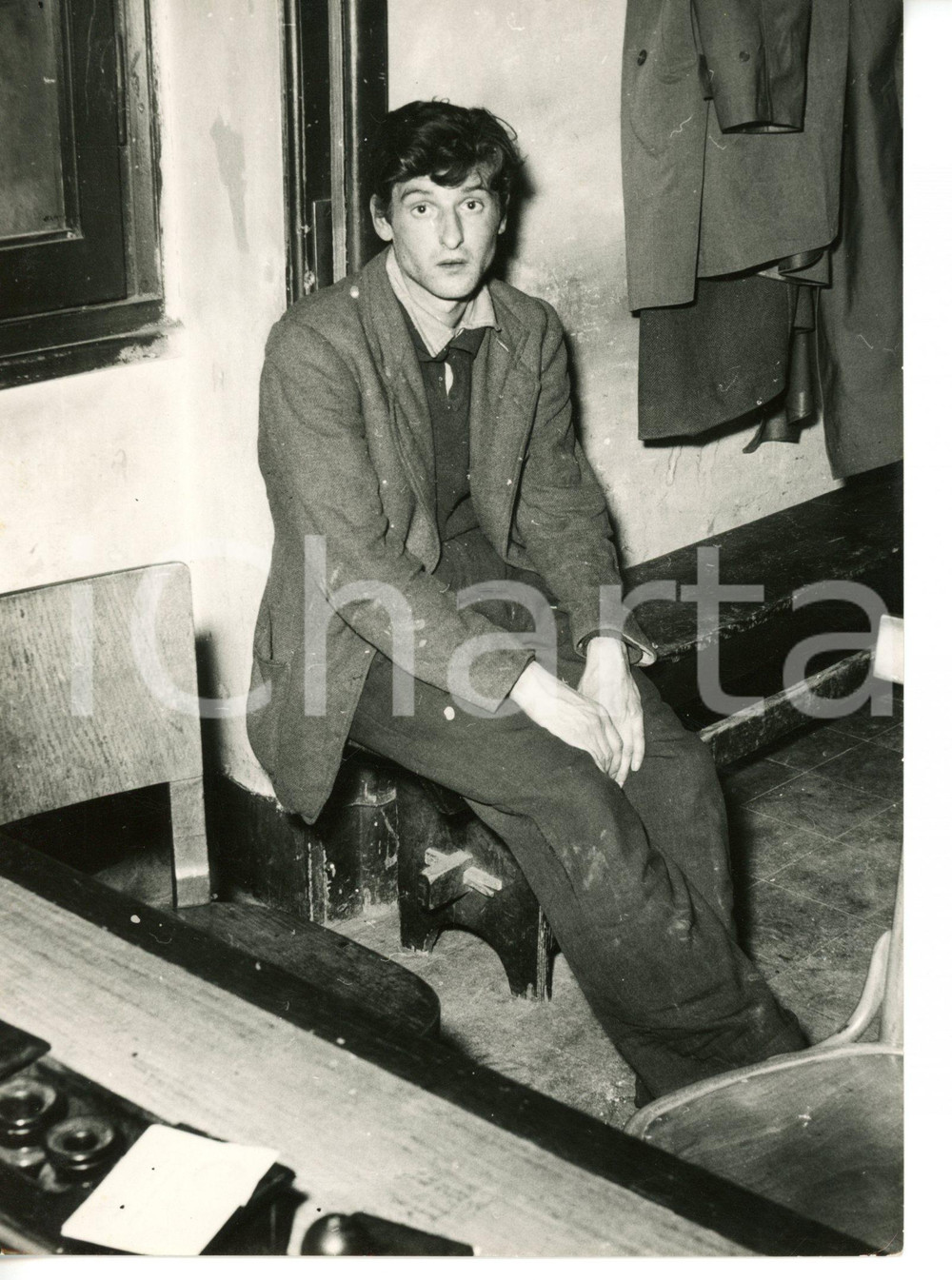 1955 ca GENOVA - CRONACA NERA Pregiudicato in tribunale per rapimento ^Foto Fotografia d'epoca con didascalia coeva. CONDIZIONI: FAIR (piccola sovraimpressione al margine superiore e lievi difetti di stampa)FORMATO: 13x18 cm   originale e autentica 1