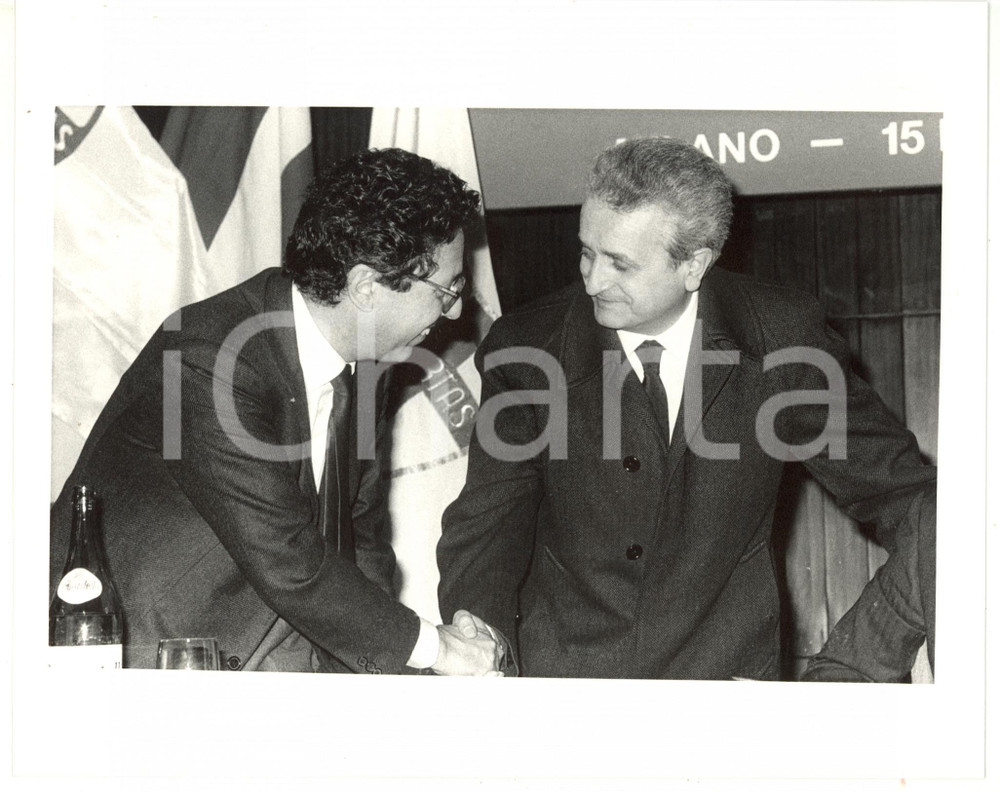 1985 ca MILANO DC Stretta di mano tra Roberto MAZZOTTA e Vittorino COLOMBO Fotografia di agenzia. CONDIZIONI: GFORMATO: 25x20 cm  originale e autentica 1