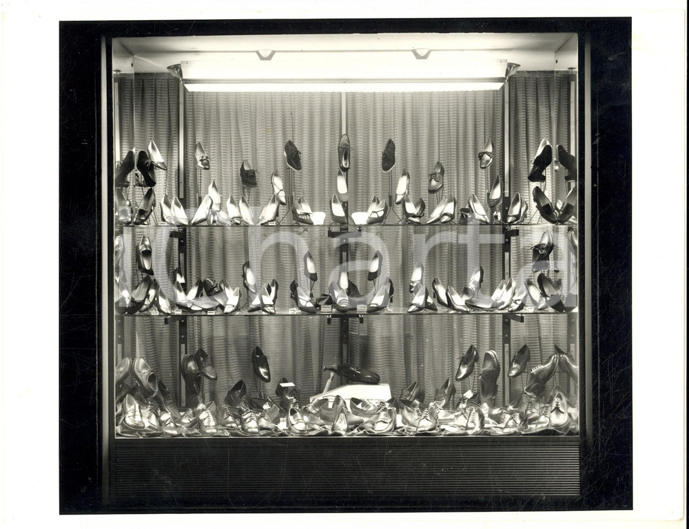 1960 ca COSTUME ITALIA La vetrina di un negozio di scarpe - Foto VINTAGE 24x18 Fotografia d'epoca. CONDIZIONI: FAIR (piegature marginali)    originale e autentica 1