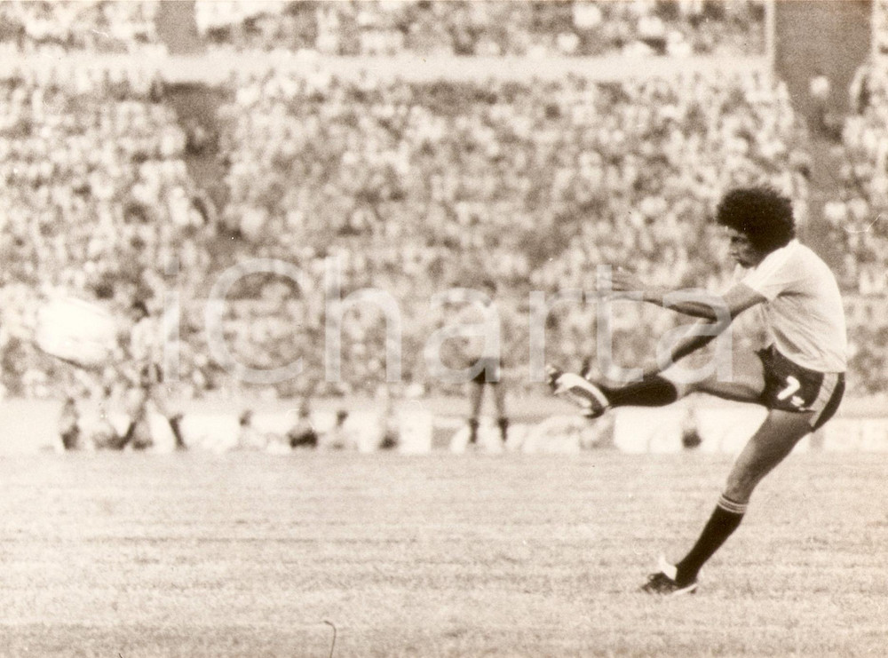 Fotografia d epoca originale 1980 MUNDIALITO Calcio ITALIA  URUGUAY Venancio RAMOS tira in porta Foto 1