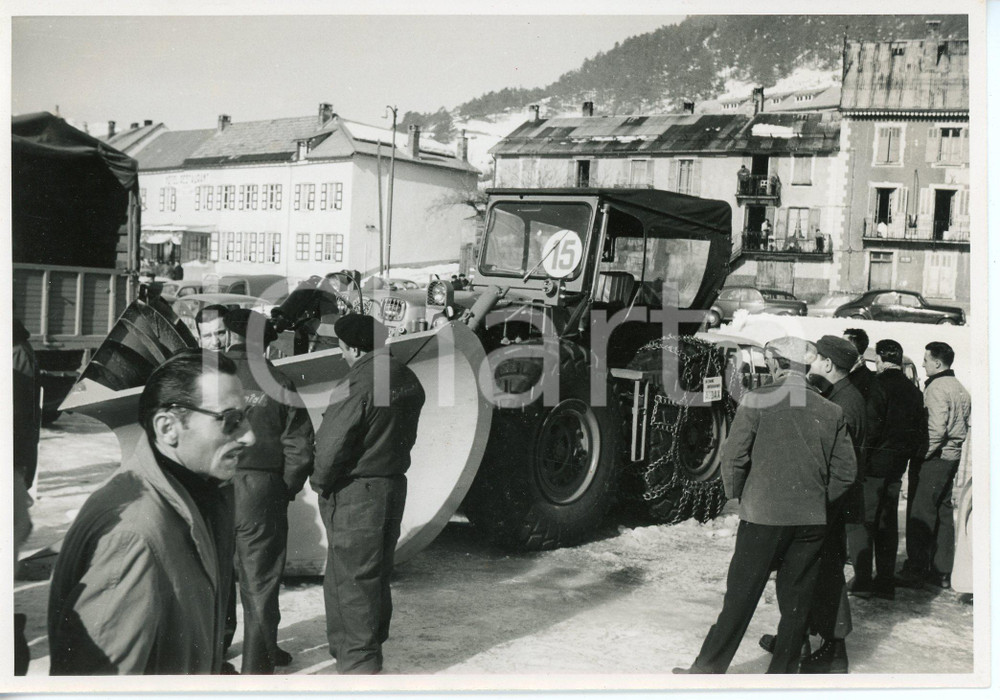 1955 ca MONTGENÈVRE (FRANCE) Fiera degli spazzaneve - Foto 17x12 cm (2) Fotografia d'epoca. CONDIZIONI:FAIR/discreto Lievi smussature agli angoliFORMATO: 17x12 cm originale e autentica 1