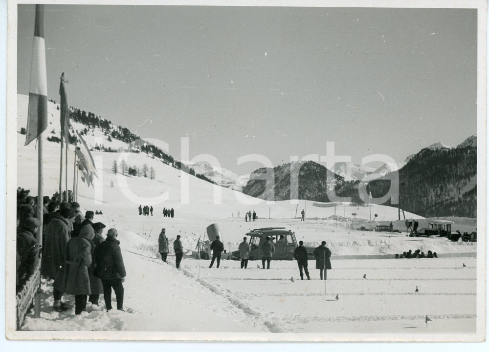 1955 ca MONTGENÈVRE (FRANCE) Dimostrazione degli spazzaneve - Foto 17x12 cm (1) Fotografia d'epoca. CONDIZIONI:FAIR/discreto Lievi smussature agli angoli, piccoli difetti di stampaFORMATO: 17x12 cm originale e autentica 1