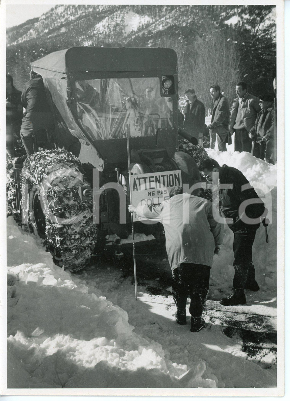 1955 ca MONTGENÈVRE (FRANCE) Dimostrazione degli spazzaneve - Foto 12x17 cm (2) Fotografia d'epoca. CONDIZIONI:FAIR/discreto Lievi smussature agli angoli, piegature al margine destroFORMATO: 12x17 cm originale e autentica 1
