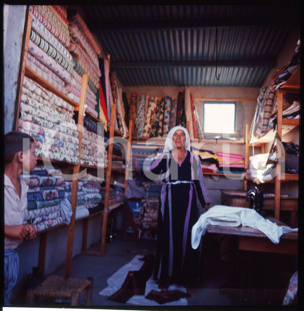 1966 Store in GAZA *DIAPOSITIVA ORIGINALE Positivo originale a colori, in formato cm 6 x 6.Per i diritti rivolgersi a ICharta.ICharta mette in vendita, sul negozio eBay e in esclusiva sul sito "icharta" il proprio archivio composto da numerose diapositive e negativi fotografici d'epoca, tutti originali e autentici.Si tratta di uno sguardo inedito sull'attualità, la politica, la vita quotidiana, il gossip e la cultura, che fotografa il cambiamento della nazione (e non solo) tra il 1890 ed il 1990 circa. Un'occasione unica per il mercato del collezionismo, che vede finalmente disponibile un archivio eccezionale per vastità, tematiche e condizioni, in un settore (il negativo fotografico e la diapositiva) di assoluta novità e dalle interessanti prospettive di investimento. CONDIZIONI:FAIR/discretoFORMATO: cm 6 x 6 originale e autentica 1