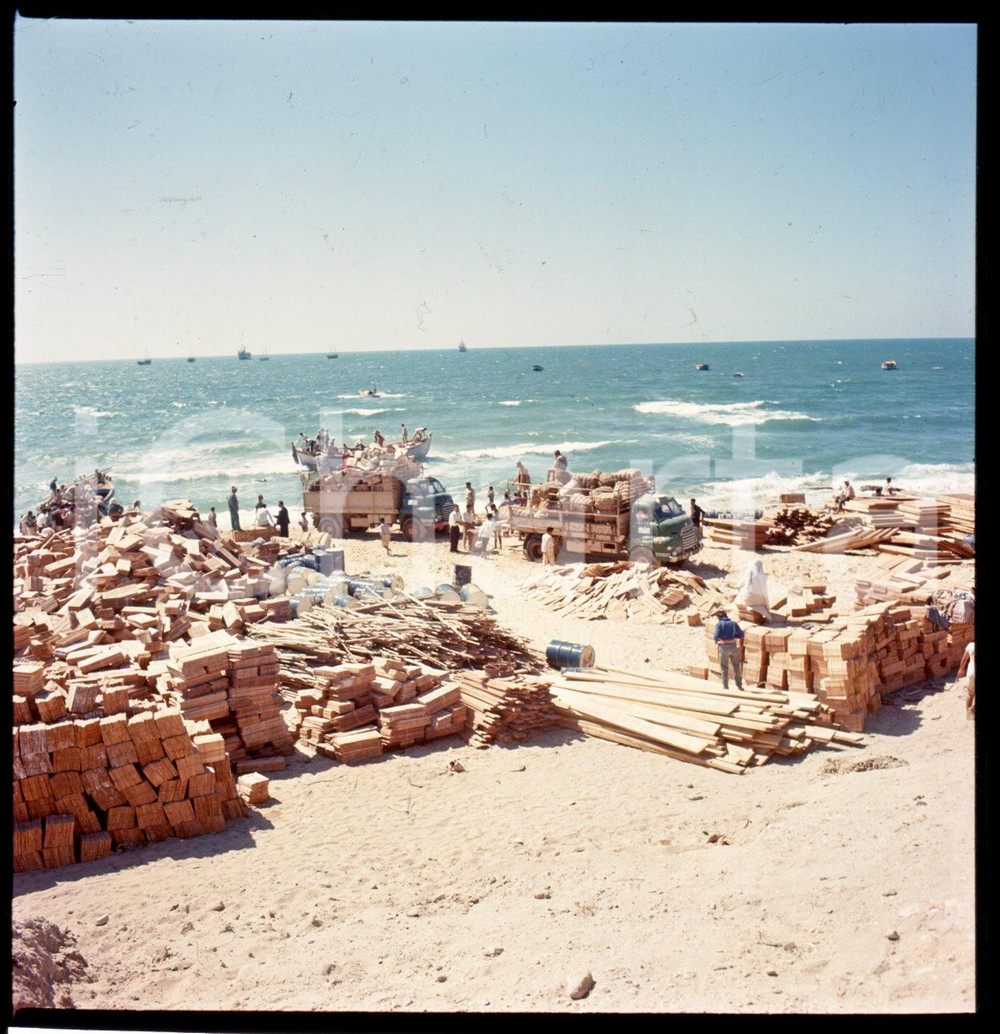 1966 GAZA Beach unloading materials DIAPOSITIVA ORIGINALE Positivo originale a colori, in formato cm 6 x 6.Per i diritti rivolgersi a ICharta.ICharta mette in vendita, sul negozio eBay e in esclusiva sul sito "icharta" il proprio archivio composto da numerose diapositive e negativi fotografici d'epoca, tutti originali e autentici.Si tratta di uno sguardo inedito sull'attualità, la politica, la vita quotidiana, il gossip e la cultura, che fotografa il cambiamento della nazione (e non solo) tra il 1890 ed il 1990 circa. Un'occasione unica per il mercato del collezionismo, che vede finalmente disponibile un archivio eccezionale per vastità, tematiche e condizioni, in un settore (il negativo fotografico e la diapositiva) di assoluta novità e dalle interessanti prospettive di investimento. CONDIZIONI:FAIR/discretoFORMATO: cm 6 x 6 originale e autentica 1