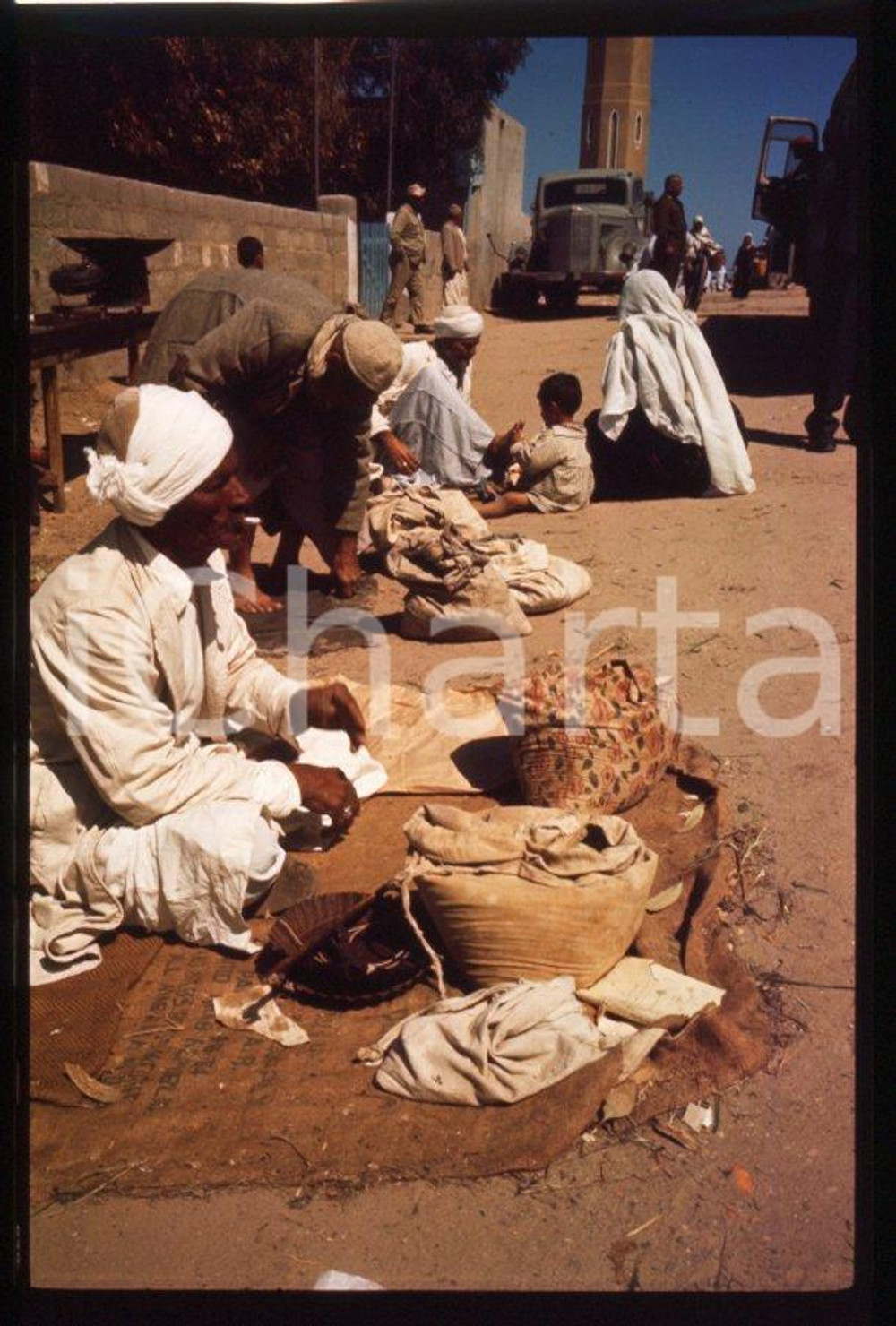 1966 GAZA the market *DIAPOSITIVA ORIGINALE* Positivo originale a colori, in formato 35mm.Per i diritti rivolgersi a ICharta.ICharta mette in vendita, sul negozio eBay e in esclusiva sul sito "icharta" il proprio archivio composto da numerose diapositive e negativi fotografici d'epoca, tutti originali e autentici.Si tratta di uno sguardo inedito sull'attualità, la politica, la vita quotidiana, il gossip e la cultura, che fotografa il cambiamento della nazione (e non solo) tra il 1890 ed il 1990 circa. Un'occasione unica per il mercato del collezionismo, che vede finalmente disponibile un archivio eccezionale per vastità, tematiche e condizioni, in un settore (il negativo fotografico e la diapositiva) di assoluta novità e dalle interessanti prospettive di investimento. CONDIZIONI:FAIR/discretoFORMATO: 35mm originale e autentica 1