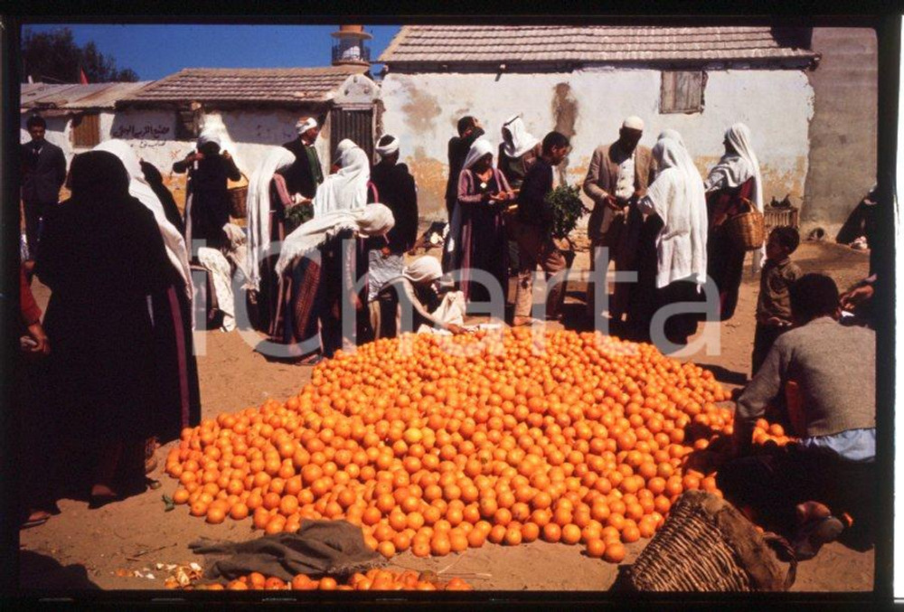 1966 GAZA the market DIAPOSITIVA ORIGINALE 3 Positivo originale a colori, in formato 35mm.Per i diritti rivolgersi a ICharta.ICharta mette in vendita, sul negozio eBay e in esclusiva sul sito "icharta" il proprio archivio composto da numerose diapositive e negativi fotografici d'epoca, tutti originali e autentici.Si tratta di uno sguardo inedito sull'attualità, la politica, la vita quotidiana, il gossip e la cultura, che fotografa il cambiamento della nazione (e non solo) tra il 1890 ed il 1990 circa. Un'occasione unica per il mercato del collezionismo, che vede finalmente disponibile un archivio eccezionale per vastità, tematiche e condizioni, in un settore (il negativo fotografico e la diapositiva) di assoluta novità e dalle interessanti prospettive di investimento. CONDIZIONI:FAIR/discretoFORMATO: 35mm originale e autentica 1