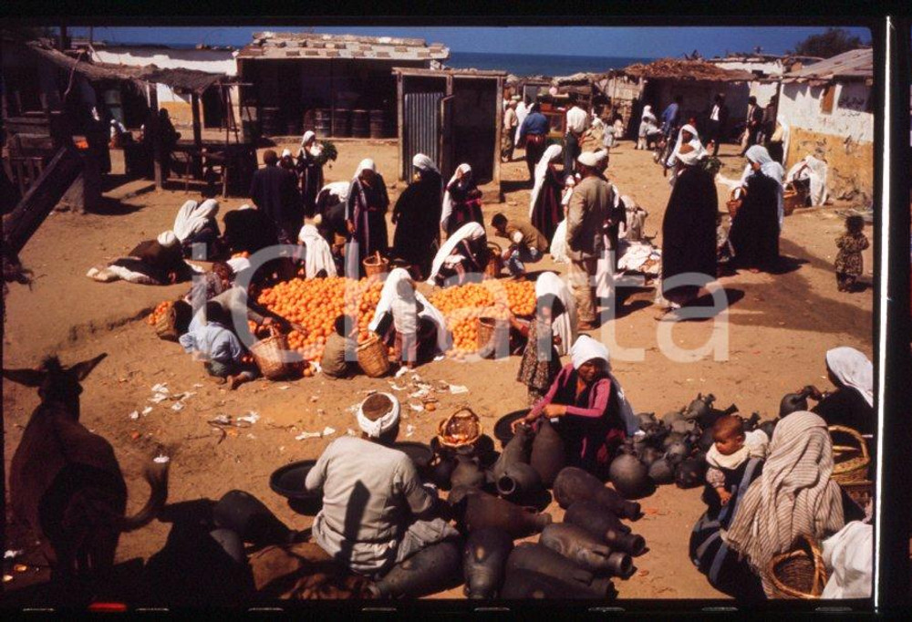 1966 GAZA the market DIAPOSITIVA ORIGINALE 2 Positivo originale a colori, in formato 35mm.Per i diritti rivolgersi a ICharta.ICharta mette in vendita, sul negozio eBay e in esclusiva sul sito "icharta" il proprio archivio composto da numerose diapositive e negativi fotografici d'epoca, tutti originali e autentici.Si tratta di uno sguardo inedito sull'attualità, la politica, la vita quotidiana, il gossip e la cultura, che fotografa il cambiamento della nazione (e non solo) tra il 1890 ed il 1990 circa. Un'occasione unica per il mercato del collezionismo, che vede finalmente disponibile un archivio eccezionale per vastità, tematiche e condizioni, in un settore (il negativo fotografico e la diapositiva) di assoluta novità e dalle interessanti prospettive di investimento. CONDIZIONI:FAIR/discretoFORMATO: 35mm originale e autentica 1