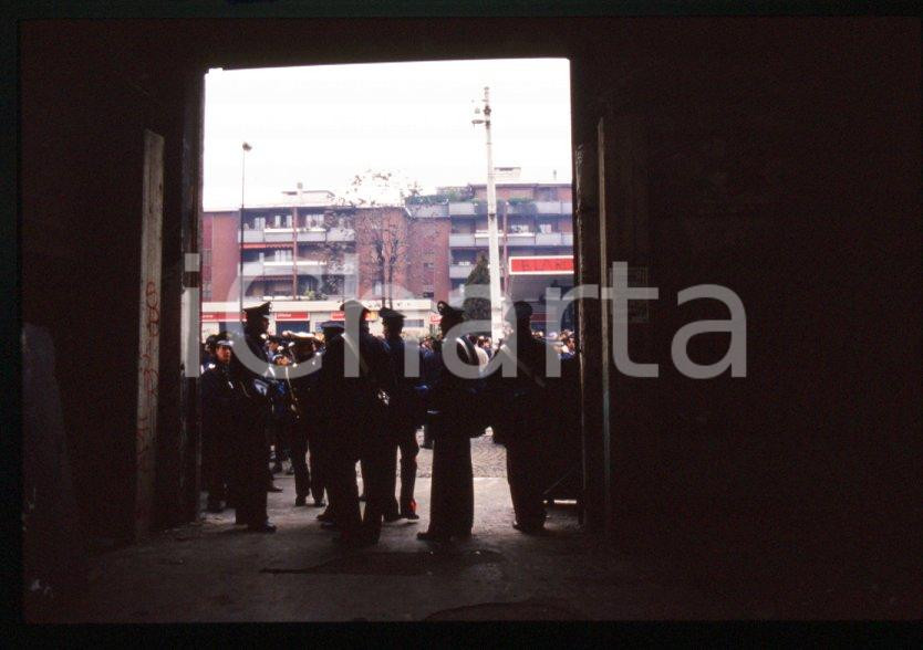 1994 MILANO Sgombero del Centro Sociale LEONCAVALLO *35mm vintage slide 32 Diapositiva originale a colori, in formato 35 mm.Per i diritti rivolgersi a ICharta.ICharta mette in vendita, sul negozio eBay e in esclusiva sul sito "icharta" il proprio archivio composto da numerose diapositive e negativi fotografici d'epoca, tutti originali e autentici.Si tratta di uno sguardo inedito sull'attualità, la politica, la vita quotidiana, il gossip e la cultura, che fotografa il cambiamento della nazione (e non solo) tra il 1890 ed il 1990 circa. Un'occasione unica per il mercato del collezionismo, che vede finalmente disponibile un archivio eccezionale per vastità, tematiche e condizioni, in un settore (il negativo fotografico e la diapositiva) di assoluta novità e dalle interessanti prospettive di investimento. CONDIZIONI:FAIR/discretoFORMATO: mm 35 originale e autentica 1