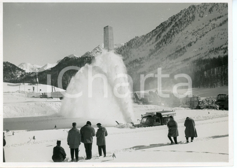 1955 ca MONTGENÈVRE (FRANCE) Dimostrazione degli spazzaneve - Foto 17x12 cm (3) Fotografia d'epoca. CONDIZIONI:FAIR/discreto Lievi smussature agli angoli, piegatura all'angolo inferiore destroFORMATO: 17x12 cm originale e autentica 1