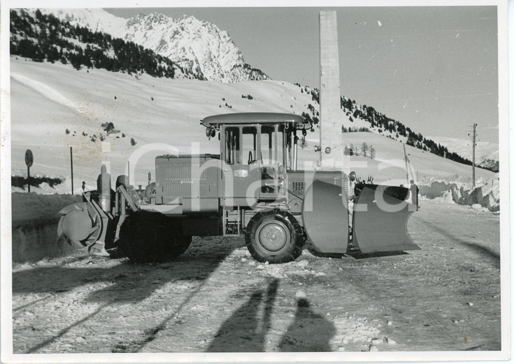 1955 ca MONTGENÈVRE Spazzaneve con Obélisque Napoléon - Foto 17x12 cm (2) Fotografia d'epoca. CONDIZIONI:FAIR/discreto Lievi smussature agli angoliFORMATO: 17x12 cm originale e autentica 1