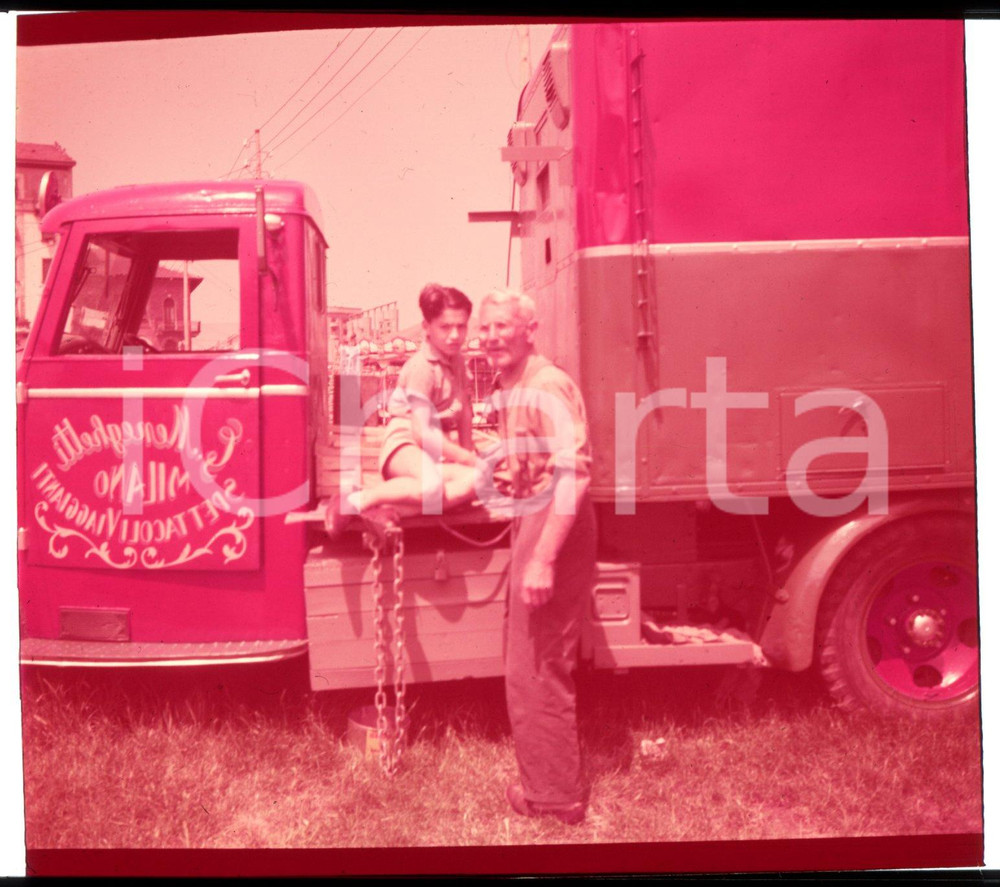 1952? MILANO Meneghetti Spettacoli Viaggianti  *DIAPOSITIVA ORIGINALE 3 Positivo originale a colori, in formato cm 6 x 6.Per i diritti rivolgersi a ICharta.ICharta mette in vendita, sul negozio eBay e in esclusiva sul sito "icharta" il proprio archivio composto da numerose diapositive e negativi fotografici d'epoca, tutti originali e autentici.Si tratta di uno sguardo inedito sull'attualità, la politica, la vita quotidiana, il gossip e la cultura, che fotografa il cambiamento della nazione (e non solo) tra il 1890 ed il 1990 circa. Un'occasione unica per il mercato del collezionismo, che vede finalmente disponibile un archivio eccezionale per vastità, tematiche e condizioni, in un settore (il negativo fotografico e la diapositiva) di assoluta novità e dalle interessanti prospettive di investimento. CONDIZIONI:POOR/danneggiato Pellicola rozzamente rifilata e alterata dal tempo (virata al rosso)FORMATO: cm 6 x 6 originale e autentica 1