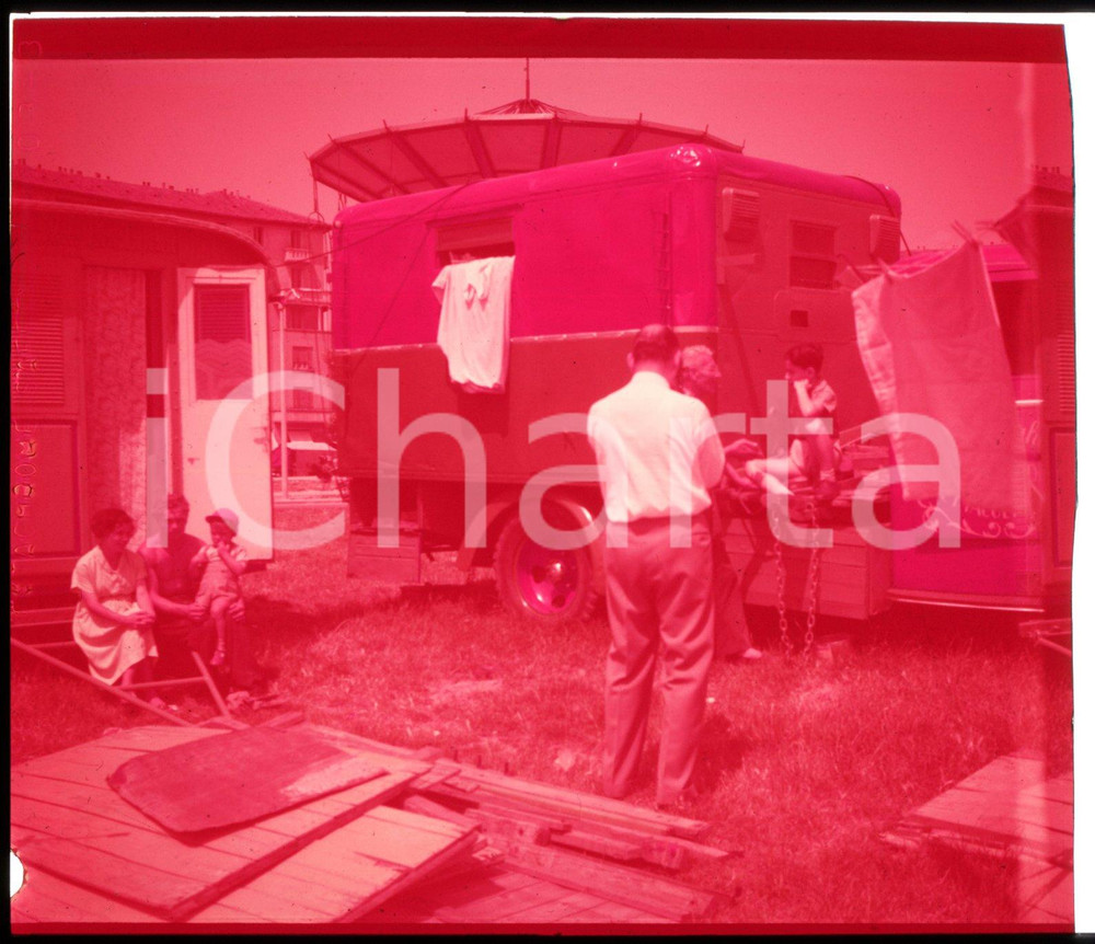 1952? MILANO Meneghetti Spettacoli Viaggianti  *DIAPOSITIVA ORIGINALE 2 Positivo originale a colori, in formato cm 6 x 6.Per i diritti rivolgersi a ICharta.ICharta mette in vendita, sul negozio eBay e in esclusiva sul sito "icharta" il proprio archivio composto da numerose diapositive e negativi fotografici d'epoca, tutti originali e autentici.Si tratta di uno sguardo inedito sull'attualità, la politica, la vita quotidiana, il gossip e la cultura, che fotografa il cambiamento della nazione (e non solo) tra il 1890 ed il 1990 circa. Un'occasione unica per il mercato del collezionismo, che vede finalmente disponibile un archivio eccezionale per vastità, tematiche e condizioni, in un settore (il negativo fotografico e la diapositiva) di assoluta novità e dalle interessanti prospettive di investimento. CONDIZIONI:POOR/danneggiato Pellicola rozzamente rifilata e alterata dal tempo (virata al rosso)FORMATO: cm 6 x 6 originale e autentica 1