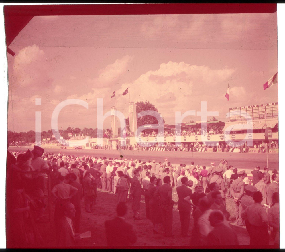 1952 MONZA Gran Premio ITALIA *DIAPOSITIVA ORIGINALE 1 Positivo originale a colori, in formato cm 6 x 6.Per i diritti rivolgersi a ICharta.ICharta mette in vendita, sul negozio eBay e in esclusiva sul sito "icharta" il proprio archivio composto da numerose diapositive e negativi fotografici d'epoca, tutti originali e autentici.Si tratta di uno sguardo inedito sull'attualità, la politica, la vita quotidiana, il gossip e la cultura, che fotografa il cambiamento della nazione (e non solo) tra il 1890 ed il 1990 circa. Un'occasione unica per il mercato del collezionismo, che vede finalmente disponibile un archivio eccezionale per vastità, tematiche e condizioni, in un settore (il negativo fotografico e la diapositiva) di assoluta novità e dalle interessanti prospettive di investimento. CONDIZIONI:POOR/danneggiato Pellicola rozzamente rifilata e alterata dal tempo (virata al rosso)FORMATO: cm 6 x 6 originale e autentica 1