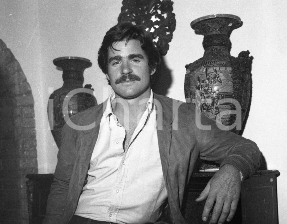 1985 ca USA Treat WILLIAMS actor photoshoot NEGATIVO ORIGINALE 1 Negativo originale in bianco e nero, in formato cm 6 x 6.Per i diritti rivolgersi a ICharta.ICharta mette in vendita, sul negozio eBay e in esclusiva sul sito "icharta" il proprio archivio composto da numerose diapositive e negativi fotografici d'epoca, tutti originali e autentici.Si tratta di uno sguardo inedito sull'attualità, la politica, la vita quotidiana, il gossip e la cultura, che fotografa il cambiamento della nazione (e non solo) tra il 1890 ed il 1990 circa. Un'occasione unica per il mercato del collezionismo, che vede finalmente disponibile un archivio eccezionale per vastità, tematiche e condizioni, in un settore (il negativo fotografico e la diapositiva) di assoluta novità e dalle interessanti prospettive di investimento. CONDIZIONI:FAIR/discretoFORMATO: cm 6 x 6 originale e autentica 1