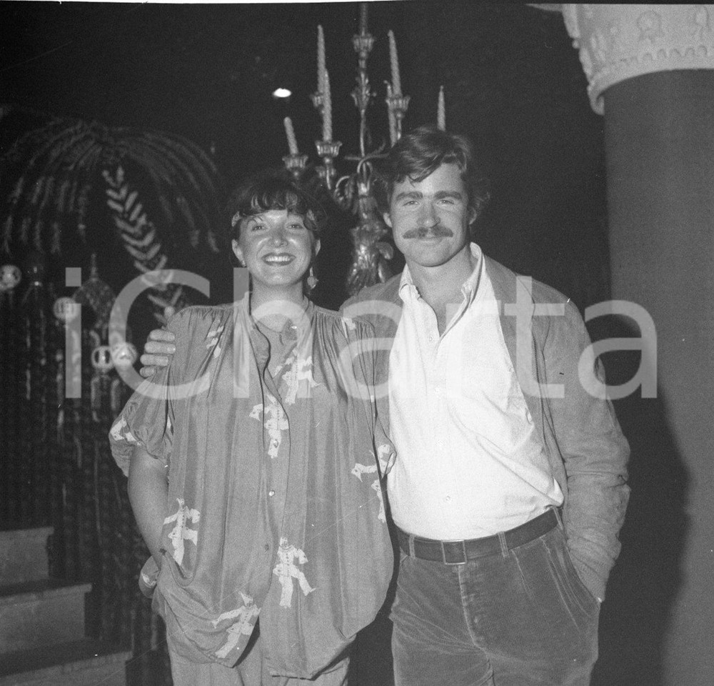 1985 ca USA Treat WILLIAMS and Pam VAN SANT photoshoot NEGATIVO ORIGINALE Negativo originale in bianco e nero, in formato cm 6 x 6.Per i diritti rivolgersi a ICharta.ICharta mette in vendita, sul negozio eBay e in esclusiva sul sito "icharta" il proprio archivio composto da numerose diapositive e negativi fotografici d'epoca, tutti originali e autentici.Si tratta di uno sguardo inedito sull'attualità, la politica, la vita quotidiana, il gossip e la cultura, che fotografa il cambiamento della nazione (e non solo) tra il 1890 ed il 1990 circa. Un'occasione unica per il mercato del collezionismo, che vede finalmente disponibile un archivio eccezionale per vastità, tematiche e condizioni, in un settore (il negativo fotografico e la diapositiva) di assoluta novità e dalle interessanti prospettive di investimento. CONDIZIONI:FAIR/discretoFORMATO: cm 6 x 6 originale e autentica 1
