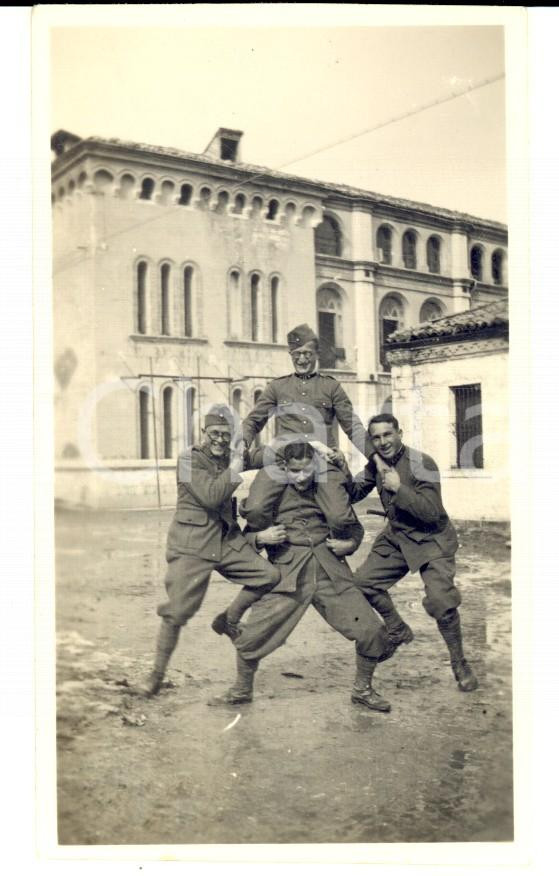 Fotografia d epoca originale 1929 SCUOLA MILITARE CAMPOBASSO Reclute scherzano in cortile Foto 6x11 cm 1