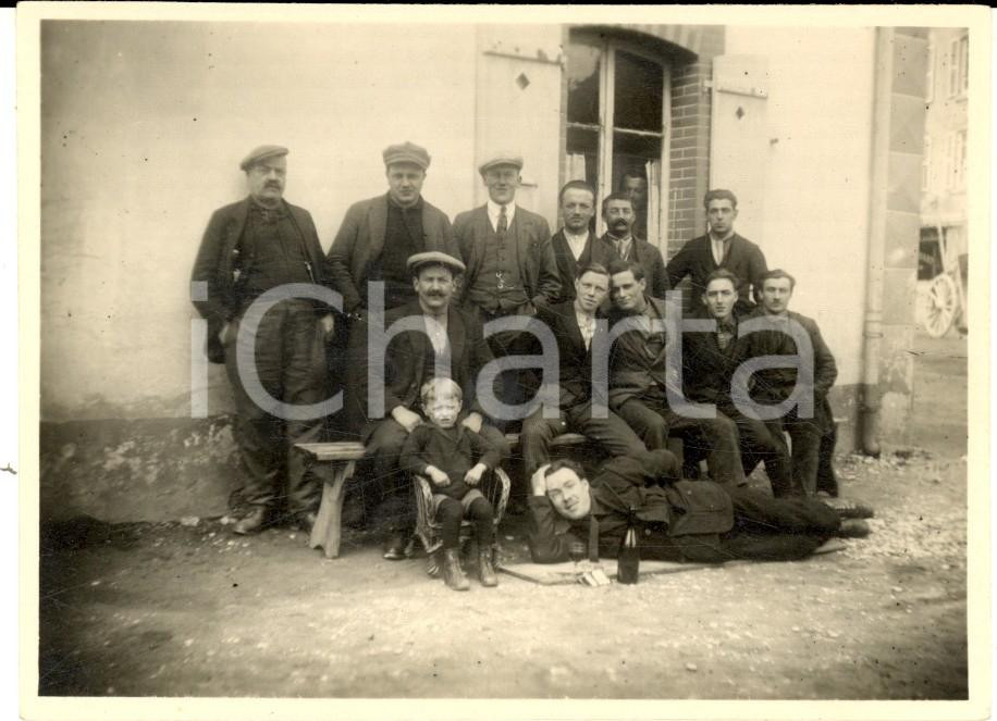 Fotografia d epoca originale 1920 ca AREA LOMBARDA Uomini di una società operaia con bambino Foto 11x8 cm 1
