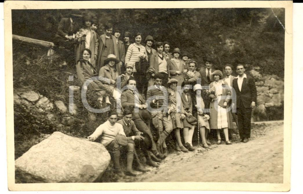 Fotografia d epoca originale 1930 ca AREA LOMBARDA Escursionisti con mazzi di fiori Foto 13x8 cm 1