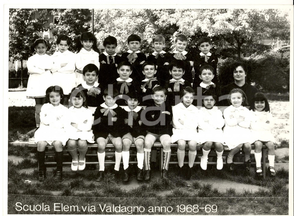 Fotografia d epoca originale 1969 MILANO Scuola via VALDAGNO Ritratto di classe elementare Foto 24x18 1