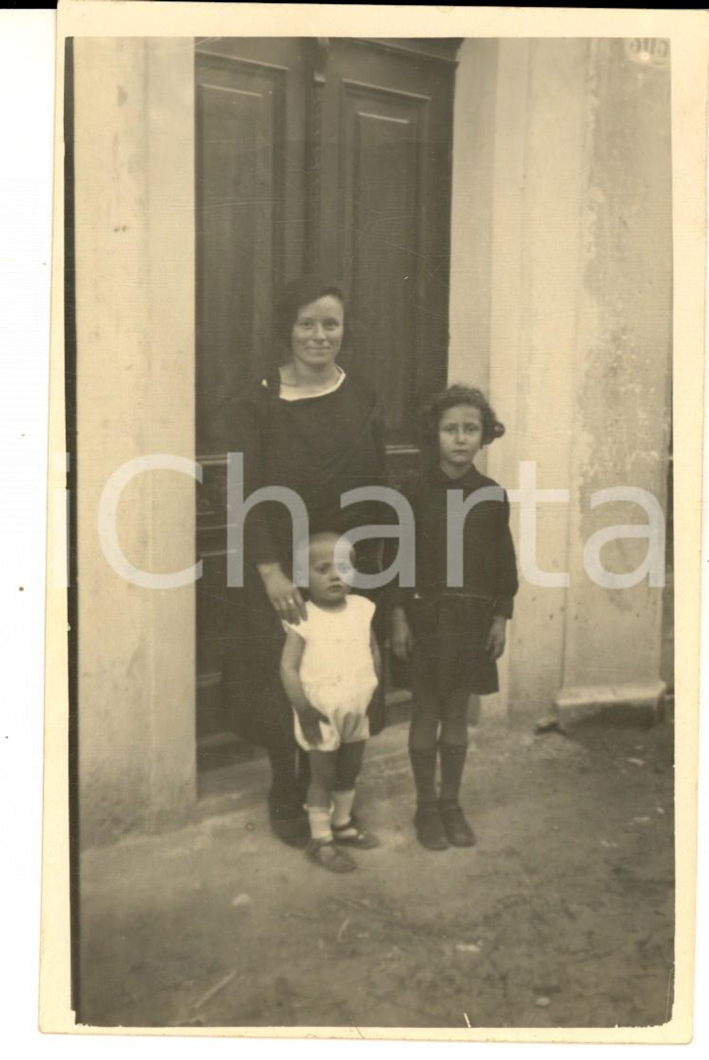 Fotografia d epoca originale 1930 ca AREA LOMBARDA Una madre con i due figli Foto cartolina VINTAGE 1