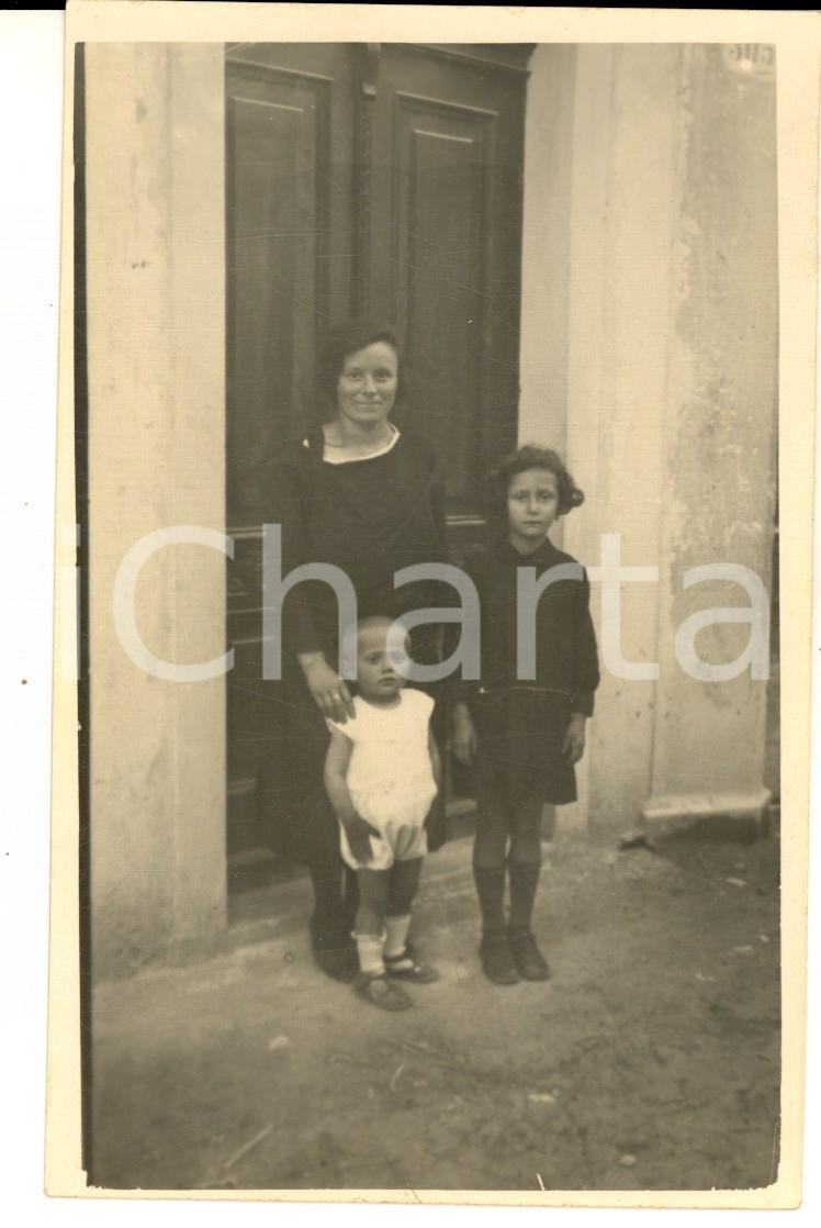 Fotografia d epoca originale 1930 ca AREA LOMBARDA Una madre con i due figli Foto cartolina VINTAGE 1