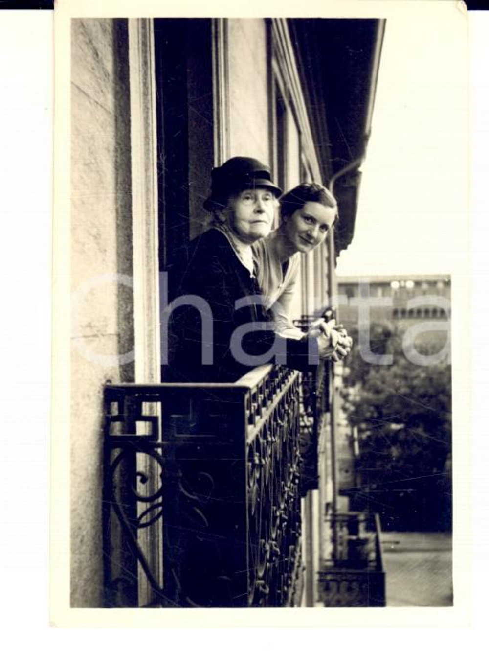 Fotografia d epoca originale 1930 ca MILANO Via Dante  Donne al balcone con il Castello Sforzesco Foto 6x9 1