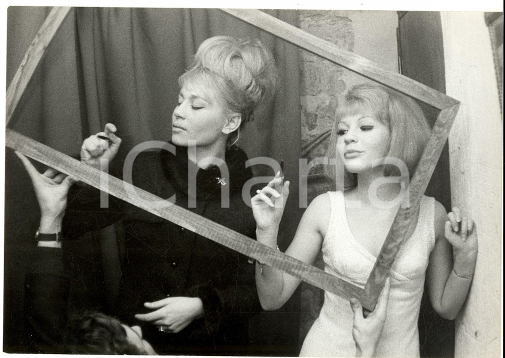 Fotografia d epoca originale 1960 ca PARIS Ritratto di due giovani attrici in una cornice Foto 26x18 1