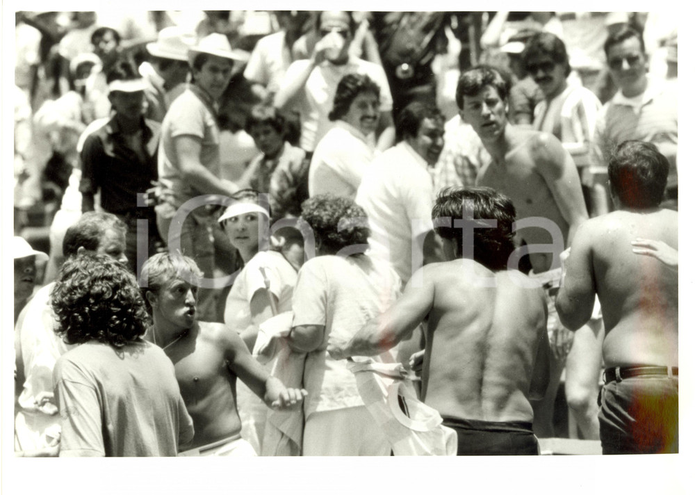 Fotografia d epoca originale 1986 MESSICO Mondiali ARGENTINAINGHILTERRA Hooligans rivendicano FALKLAND 1